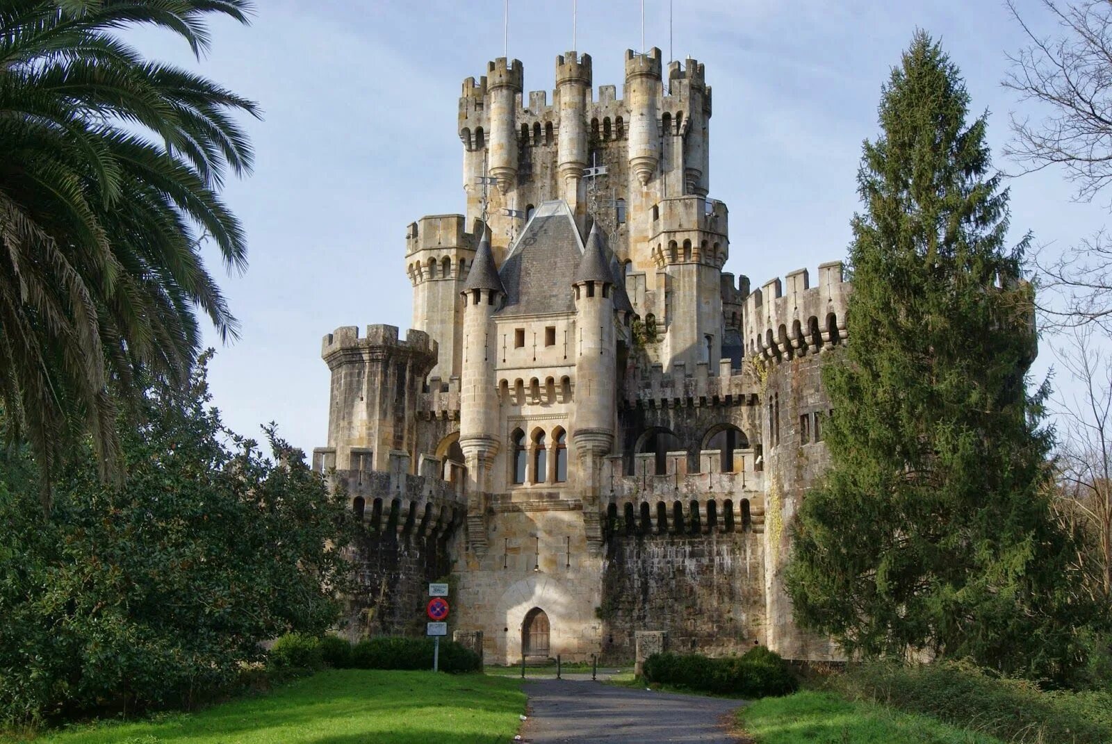 Когда был построен замок. Испания заброшенный замок Бутрон. Замок Бутрон Испания внутри. Бильбао замок Бутрон. Замок Сальват Испания.