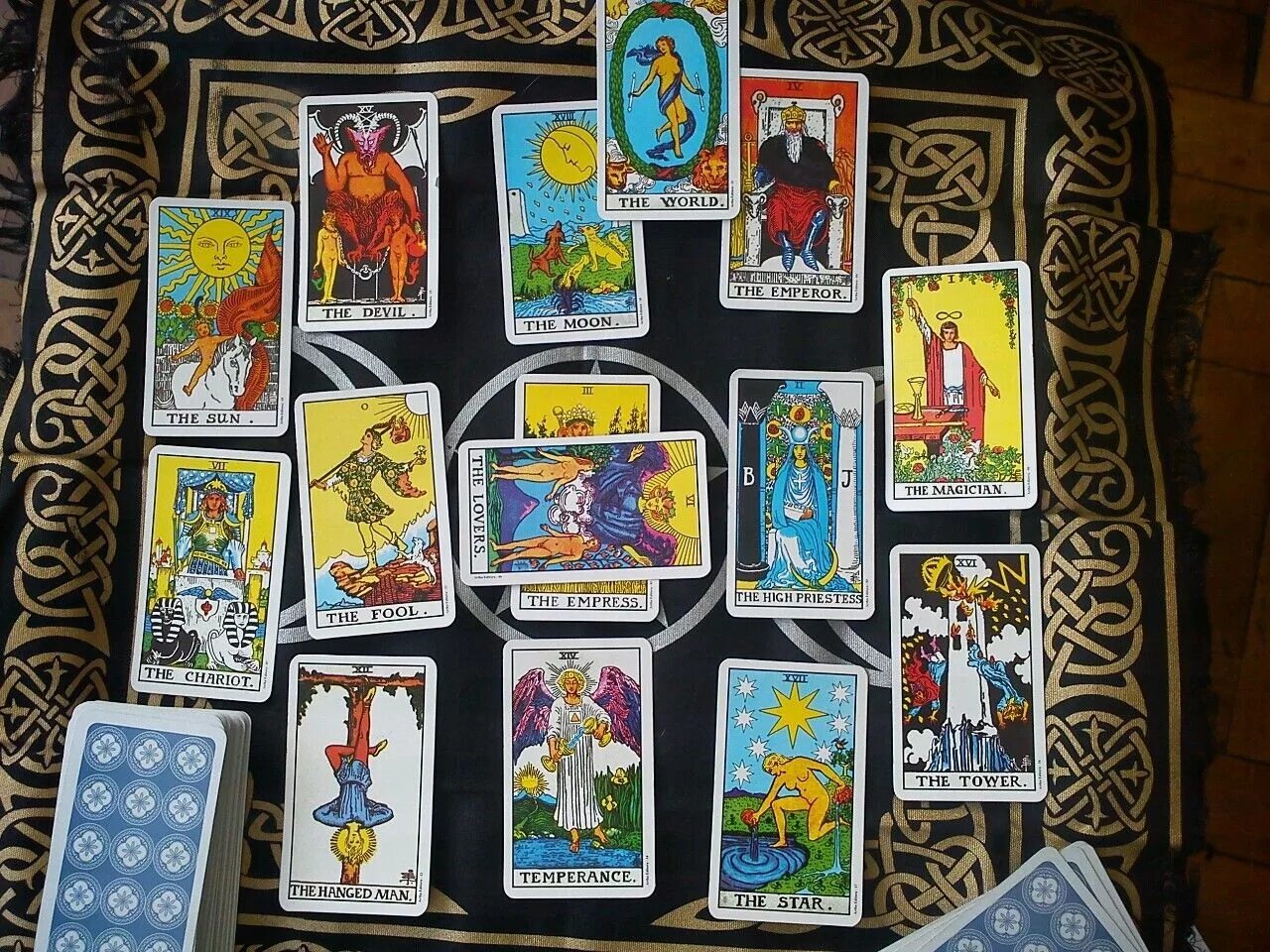 Видео раскладов карт таро. Таро по Уэйту Divine Tarot. Красивое Таро. Карты Таро Уэйта. Красивый расклад Таро.