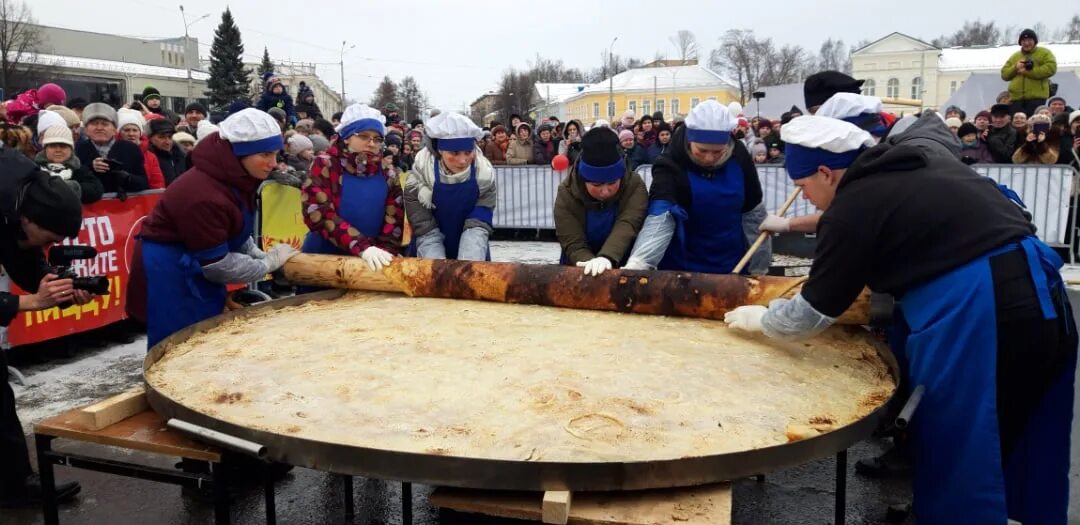 Самый большой блин на масленицу. Масленица в Петрозаводске 2023. Самый большой блин в Великобритании. 1994 Великобритания самый большой блин.