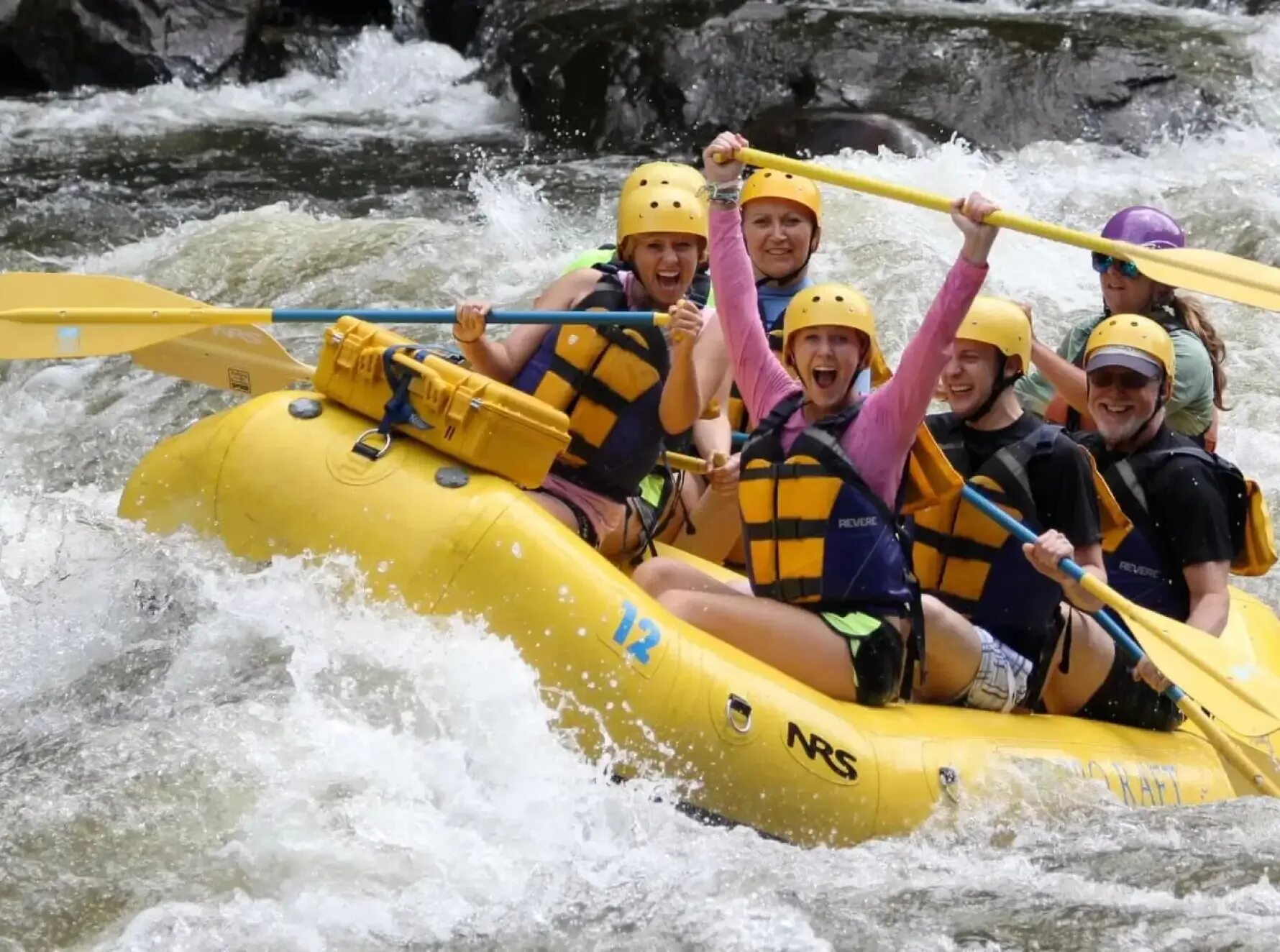 Сплав по горной реке. Rafting. Спортивный рафтинг. Рафтинг туризм.