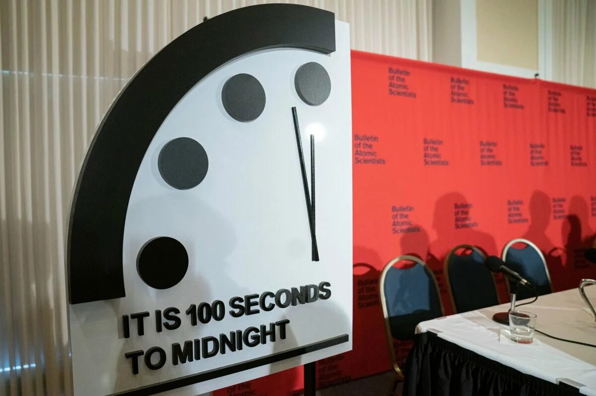 Часы судного времени. Часы Судного дня 100 секунд. Часы апокалипсиса сейчас. Часы которые показывают конец света. Часы до конца света.