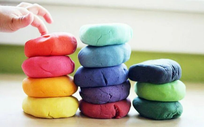 Лепка делает. Лепка из глины для детей дошкольного возраста. Глина для лепки. Лепка пластилином. Пластилин в детских руках.