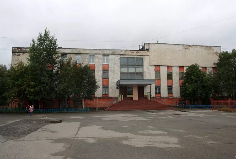 Ддют апатиты. Апатиты дом творчества фестивальная. Школа 4 апатиты. Значок дома детского творчества. Фестивальная 15 апатиты.