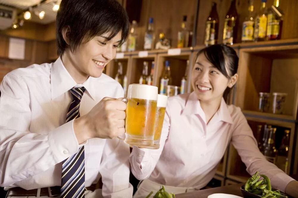 Drink japanese wife. Японцы пьют пиво. Молодежь Японии. Азиатка пьет пиво. Человек пьет пиво.