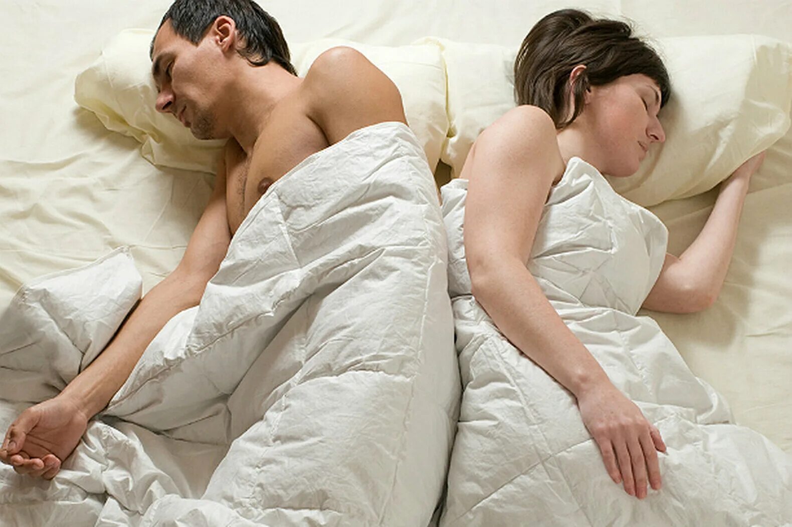 Сон одежда бывшего мужа. Спать в обнимку. Парень с щетиной спит. Сон одежда бывшего мужа. Спит в кровати.