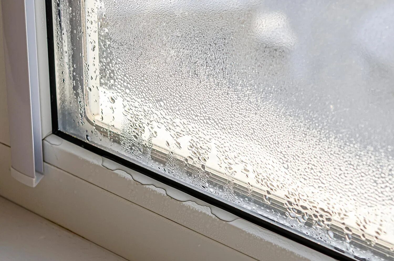 Почему на стекле окна образуется лед. Конденсат на пластиковых окнах. Конденсация на окнах. Конденсат на окнах балкона. Конденсат на окнах внутри квартиры.