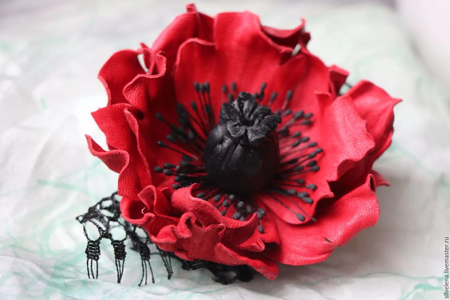 Брошь из кожи мастер класс. Броши из фоамирана своими. Брошь "цветок". Брошь красный цветок. Как сделать брошь из цветов.