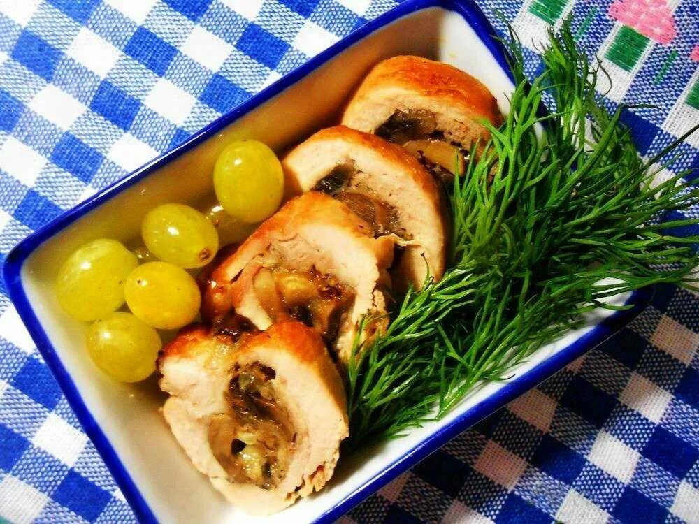 Куриные бедра рулетики в духовке. Рулетики из куриного филе с беконом. Куриные бедра рулетики в духовке. Куриный рулетик. Рулетики из грудки курицы в беконе.