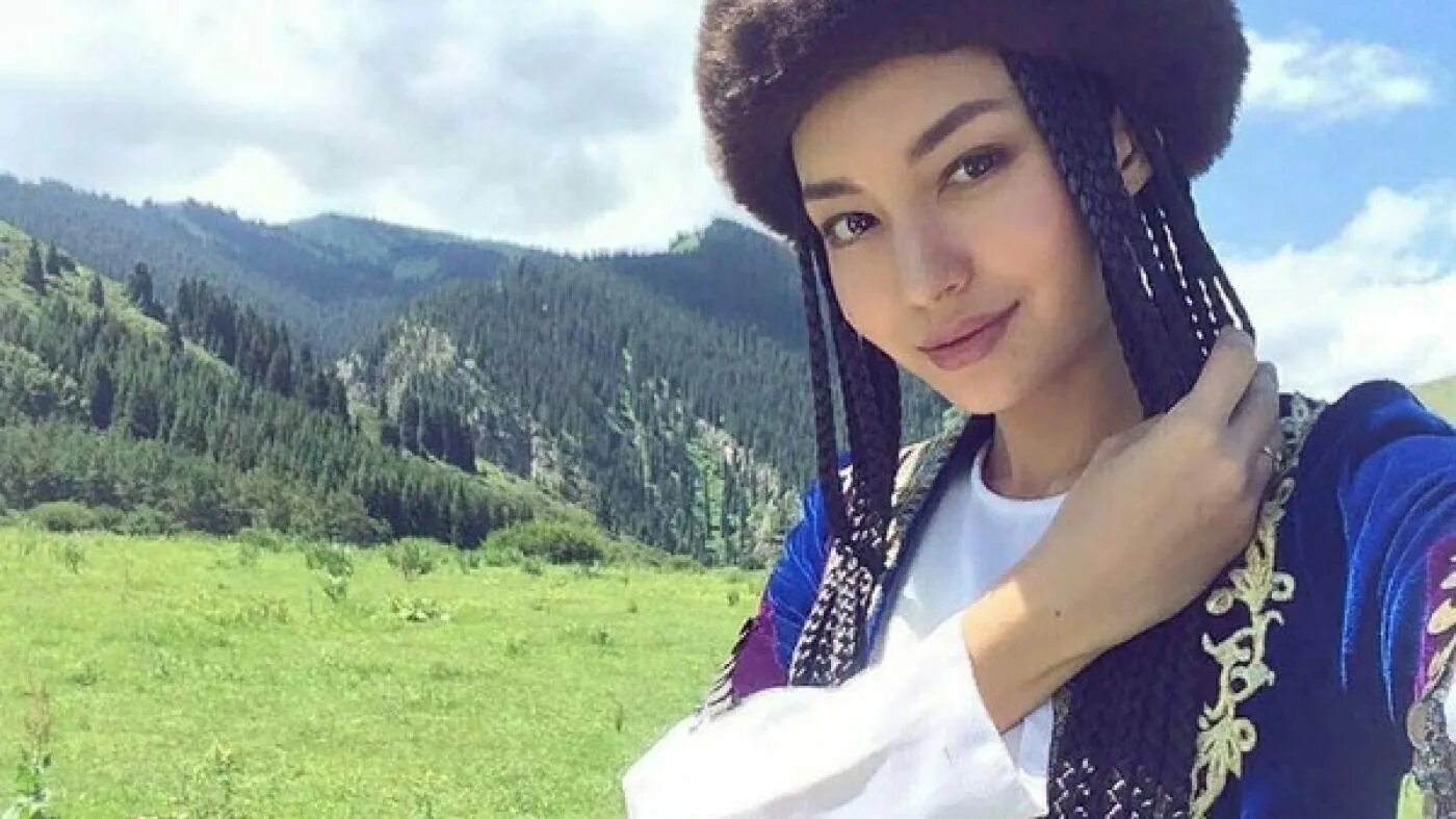 Кыргызы и уйгуры. Киргизские красавицы. Красивые киргизки. Красивые казашки в национальной одежде.
