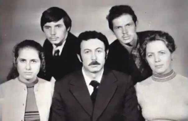 Не родные левашова. Не родные левашова. Левашов. Не родные левашова. Не родные левашова.