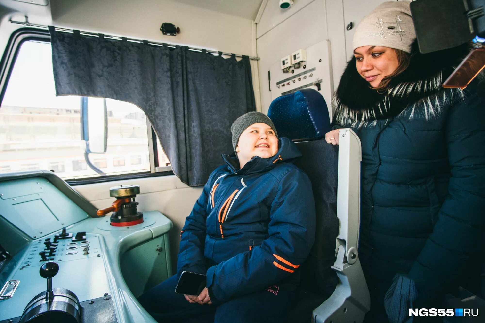 Кабина поезда омский. Вакансия машинист омск. Машинист крана. Машинист электропоезда. Кабина машиниста ржд.