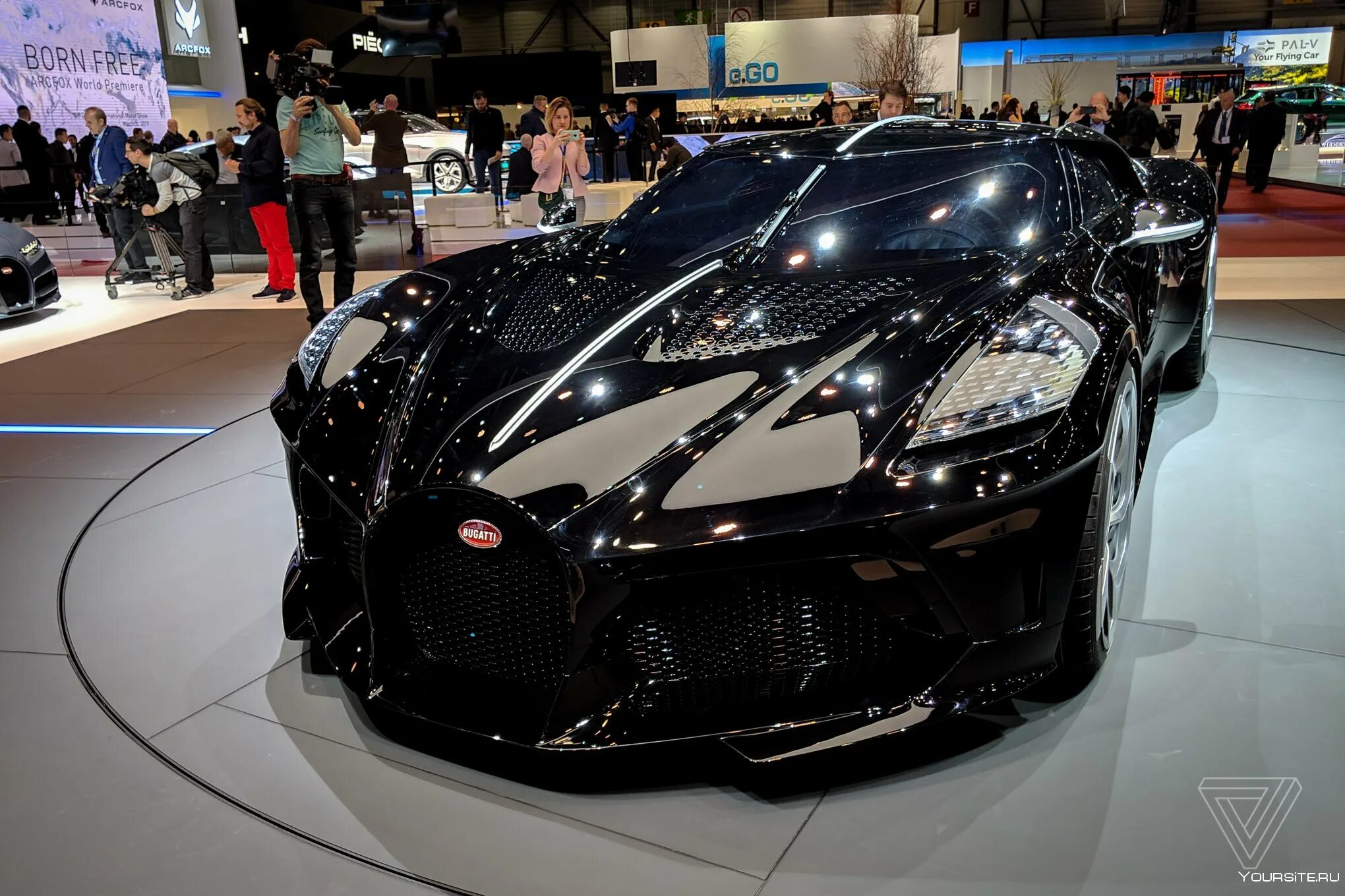 Bugatti la noire цена. Бугатти Ноир. Бугатти la voiture noire 2020. Bugatti ля вуатюр Нуар. Бугатти Нуар 2023.