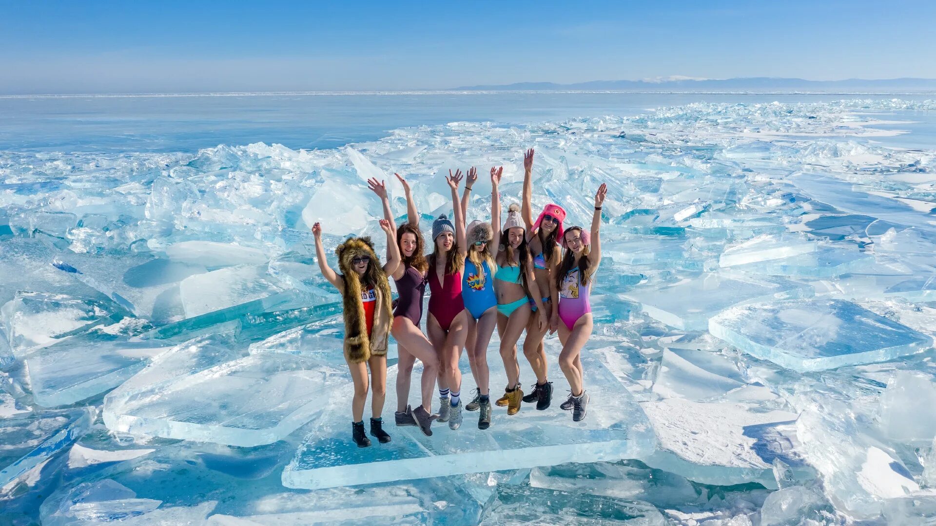 Ice camp. Байкал зимой. Зимний Байкал люди. Фотосессия на льду. Фотосессия на зимнем Байкале.