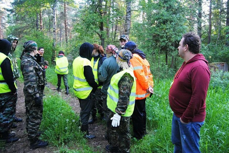 Мчс в лесу. Мальчик который потерялся в лесу на два дня. Лес днем. Поиски мальчика в лесу. Нашли мальчика в лесу монтагами.