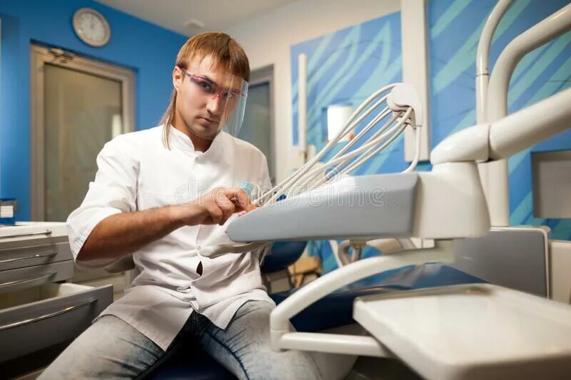 Машков стоматолог. Рабочее место стоматолога. Серьезный стоматолог. Молодой стоматолог мужчина. Кабинет зубного мужчины.