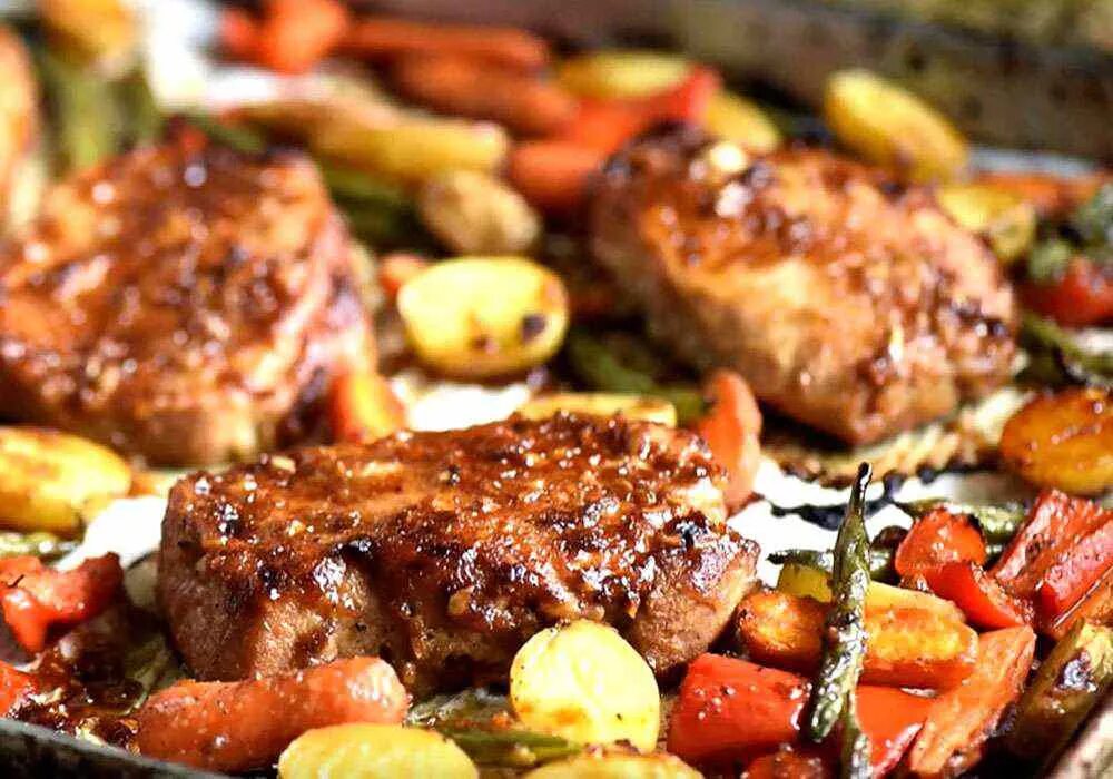 Бараньи ребра по-македонски жареные на сковороде с овощами и пропитанные сыром в