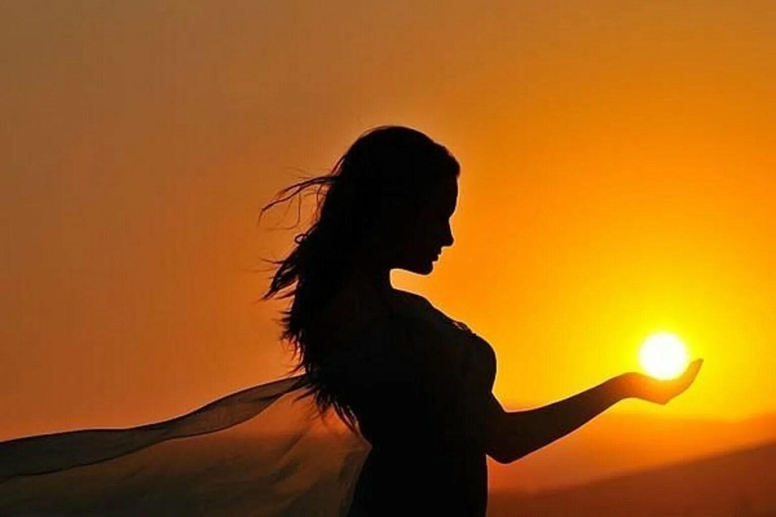 Красивая смелая добрая. Девушка и солнце. Солнце в руках. Солнце и человек. Солнечная девушка.