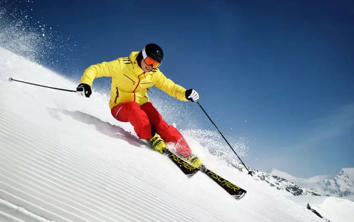 Лыжи спорт. Горнолыжный спорт. Горные лыжи. Лыжник в горах.