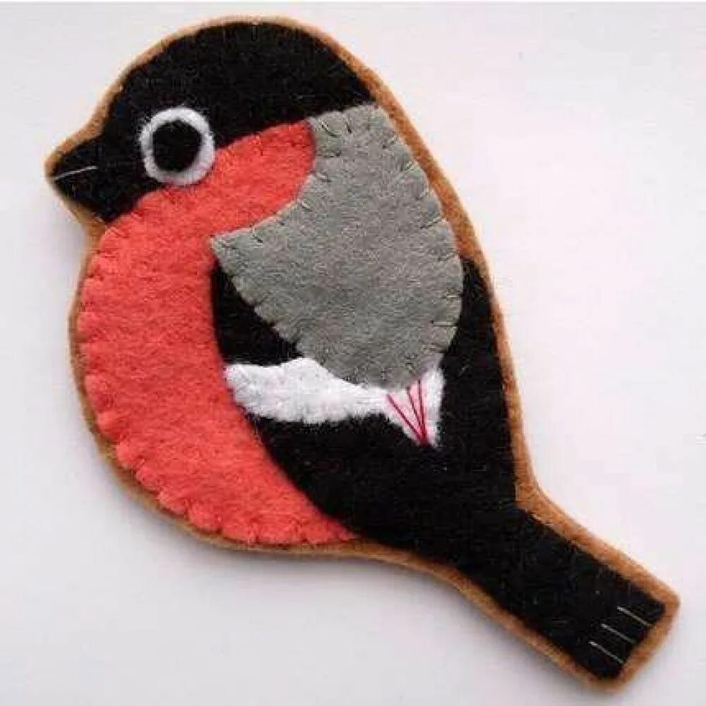 Игрушки из фетра снегирь. Снегирь из фетра на елку. Лекало снегиря из фетра. Поделка снегирь из фетра. Брошь из фетра снегирь.