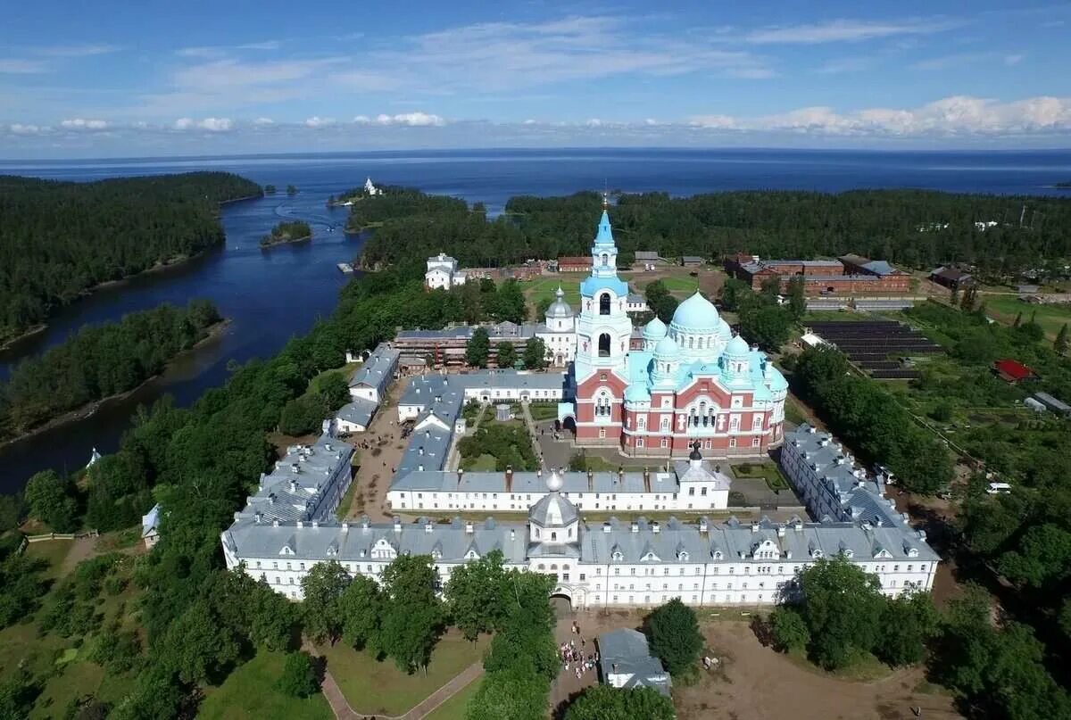 Валаам экскурсии из москвы. Карелия остров Валаам монастырь. Валаамский Спасо-Преображенский монастырь. Валаамский Спасо-Преображенский монастырь в Карелии. Спасо-Преображенский монастырь на острове Валаам.