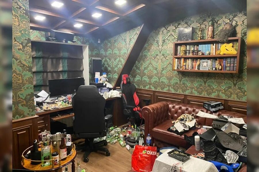 Мужчина наводит порядок в доме. Творческий бардак в комнате. Творческий беспорядок в мастерской. Беспорядок на столе. Гостиная беспорядок.