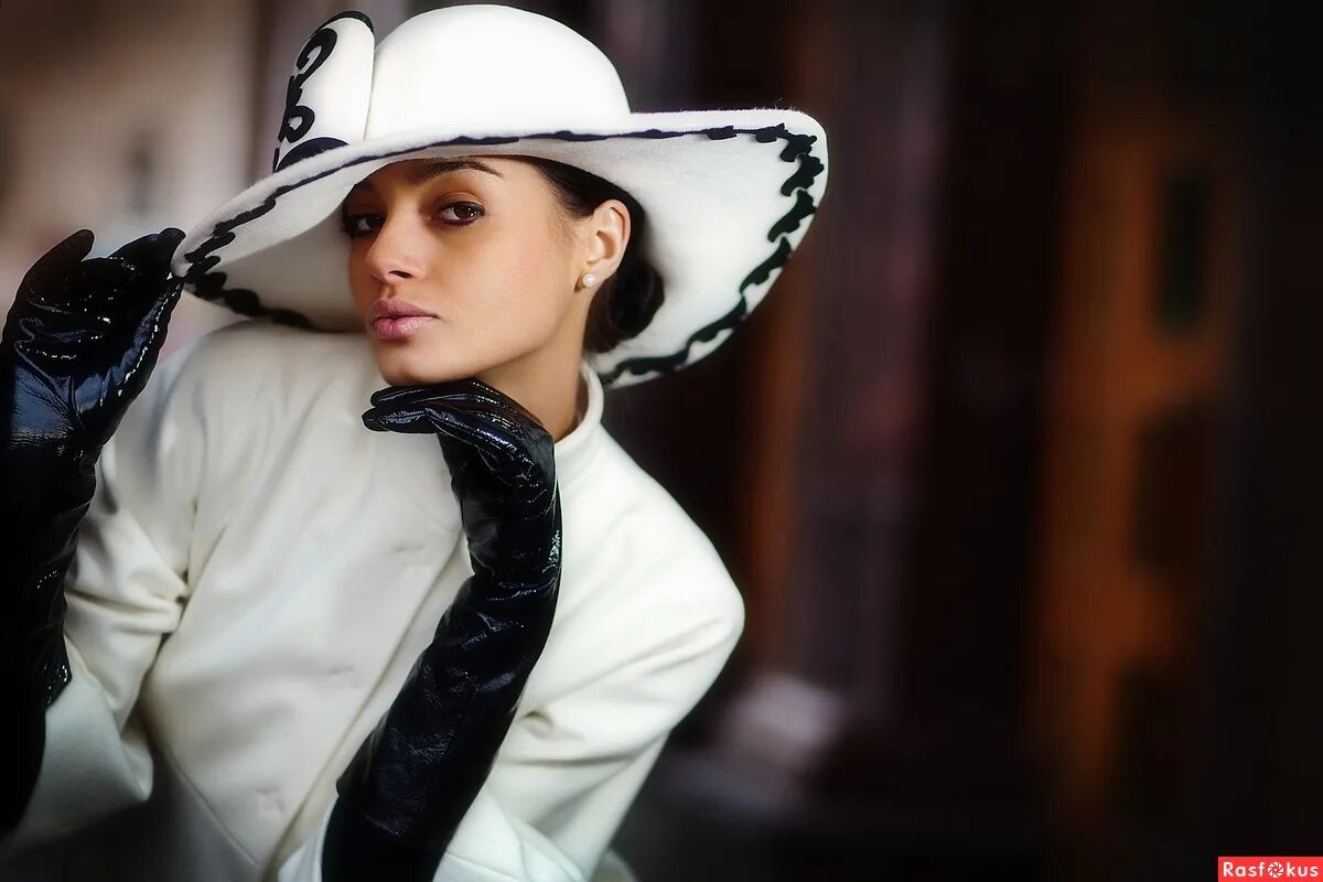 элегантная дама. настоящая леди. дама в шляпке. истинной леди. красивые позы со шляпой.