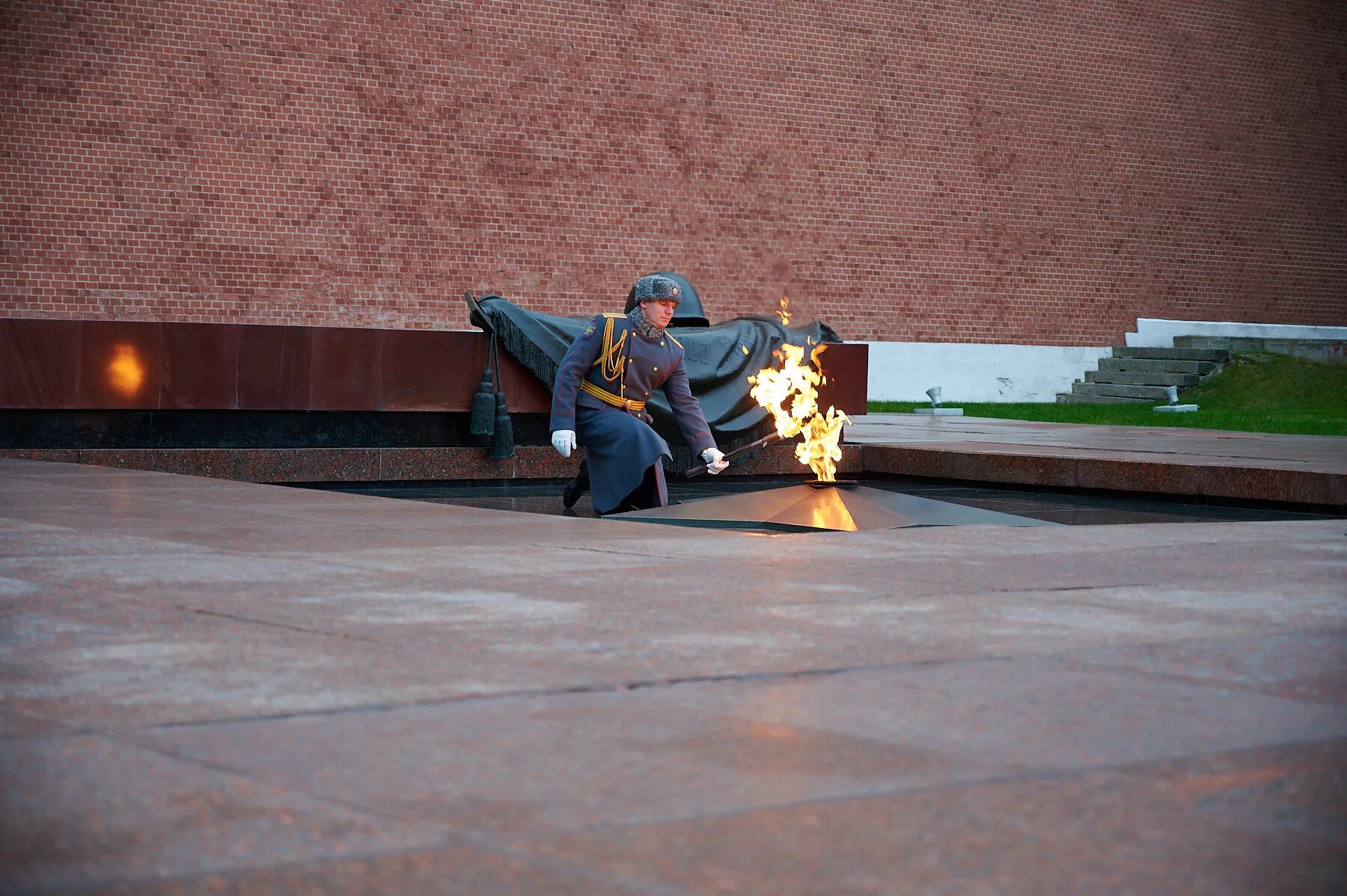 зажжение вечного огня в белеве. зажжения вечного огня. сквер славы вечный огонь новосибирск. вечный огонь еткуль. александровский сад москва вечный огонь.
