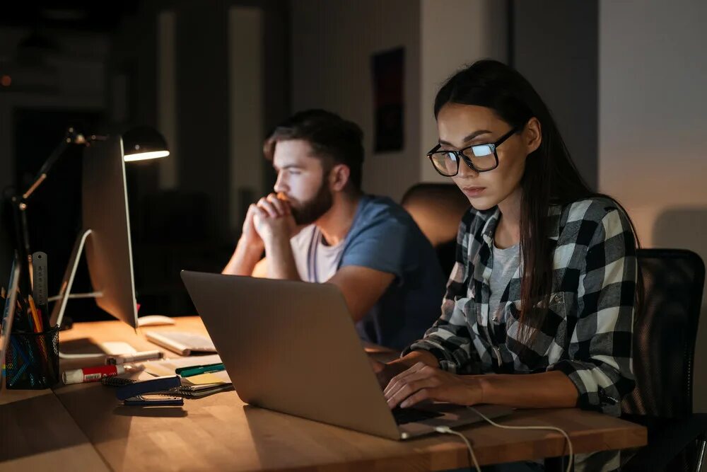 People work at home. Человек за компьютером. Девушка программист. Человек с ноутом. Человек за ноутом.