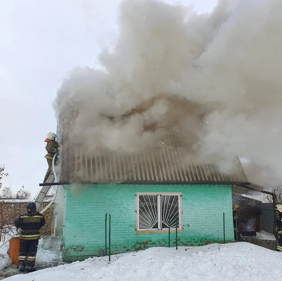 Пожар на даче в Омске. Пожар на дачной Омск. Большеречье пожар. Омская область пожар на даче. В омской области сгорели