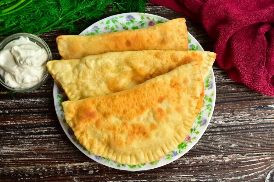 Приготовление чебуреков с мясом рецепт. Чебурек. чебуреки с мясом. сочный чебурек. чебуреки вид сверху.