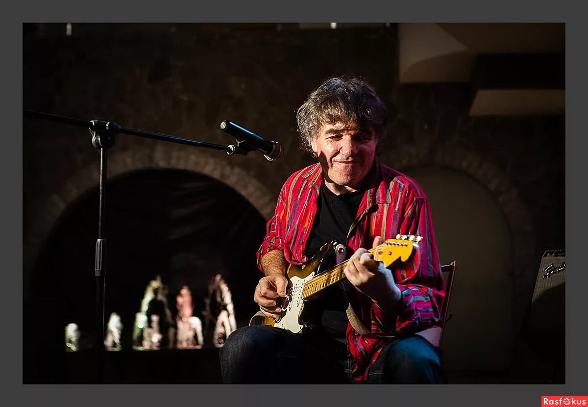 Повесил музыкант на спинку стула слушать. Музыкант никольский караоке. Скрипач. Гомберг михаил александрович. Колокол и флейта фильм 2016.