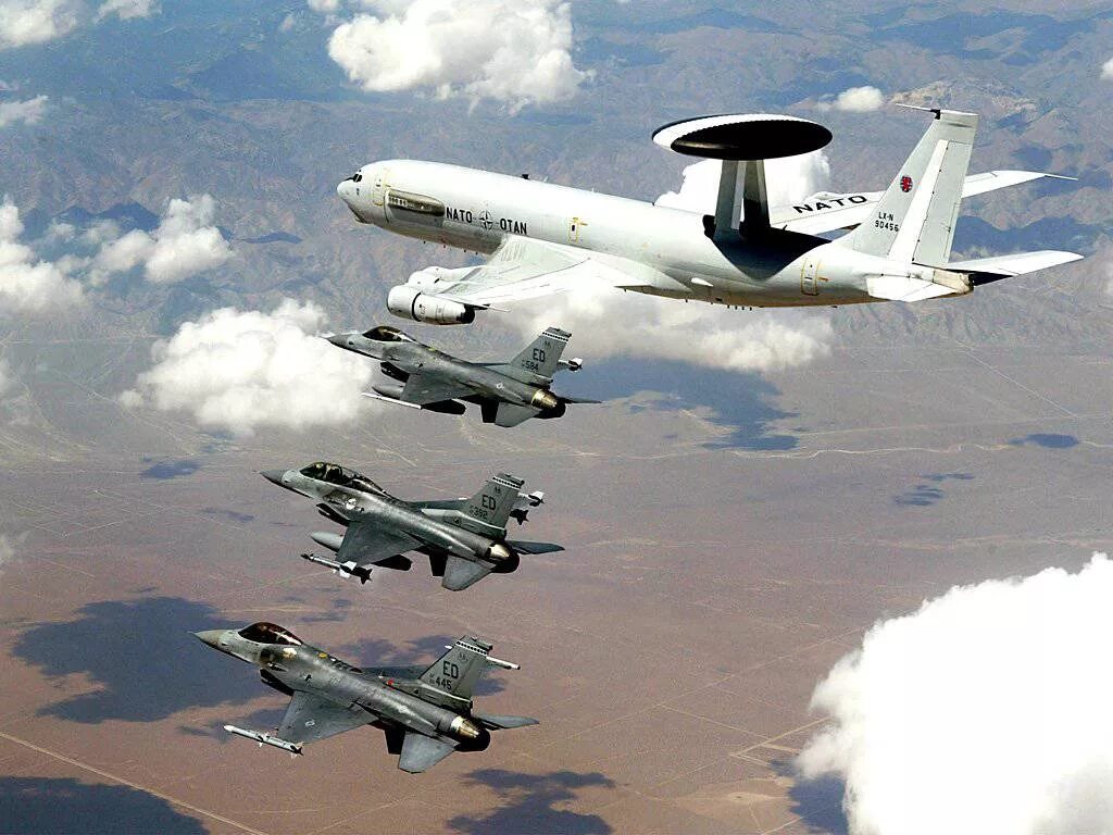 Воздушное нападение. AWACS самолёт НАТО. Самолеты ДРЛО НАТО. АВАКС самолет разведчик. E-3a AWACS самолет НАТО.