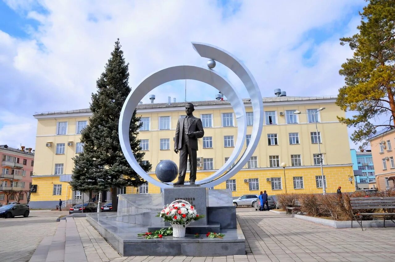 Железногорск красн край. Памятник Решетневу в Железногорске. Железногорск Красноярский памятник Решетнева. Площади города Железногорска Красноярского края. Площадь Решетнева Железногорск Красноярский край.