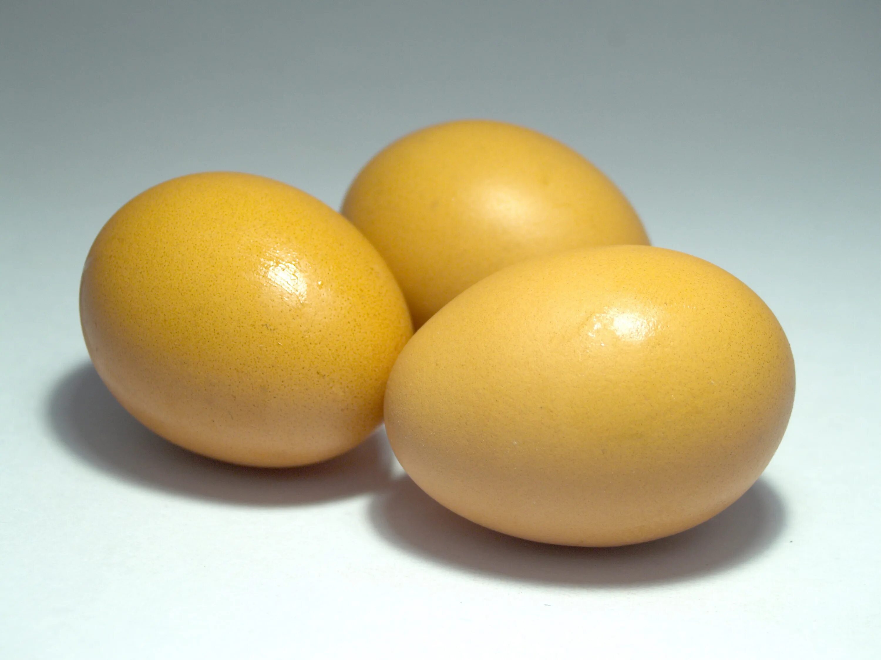 Третье яичко. Желтое яйцо. Яйцо желтого цвета. Яйцо Елоу. Три яйца.