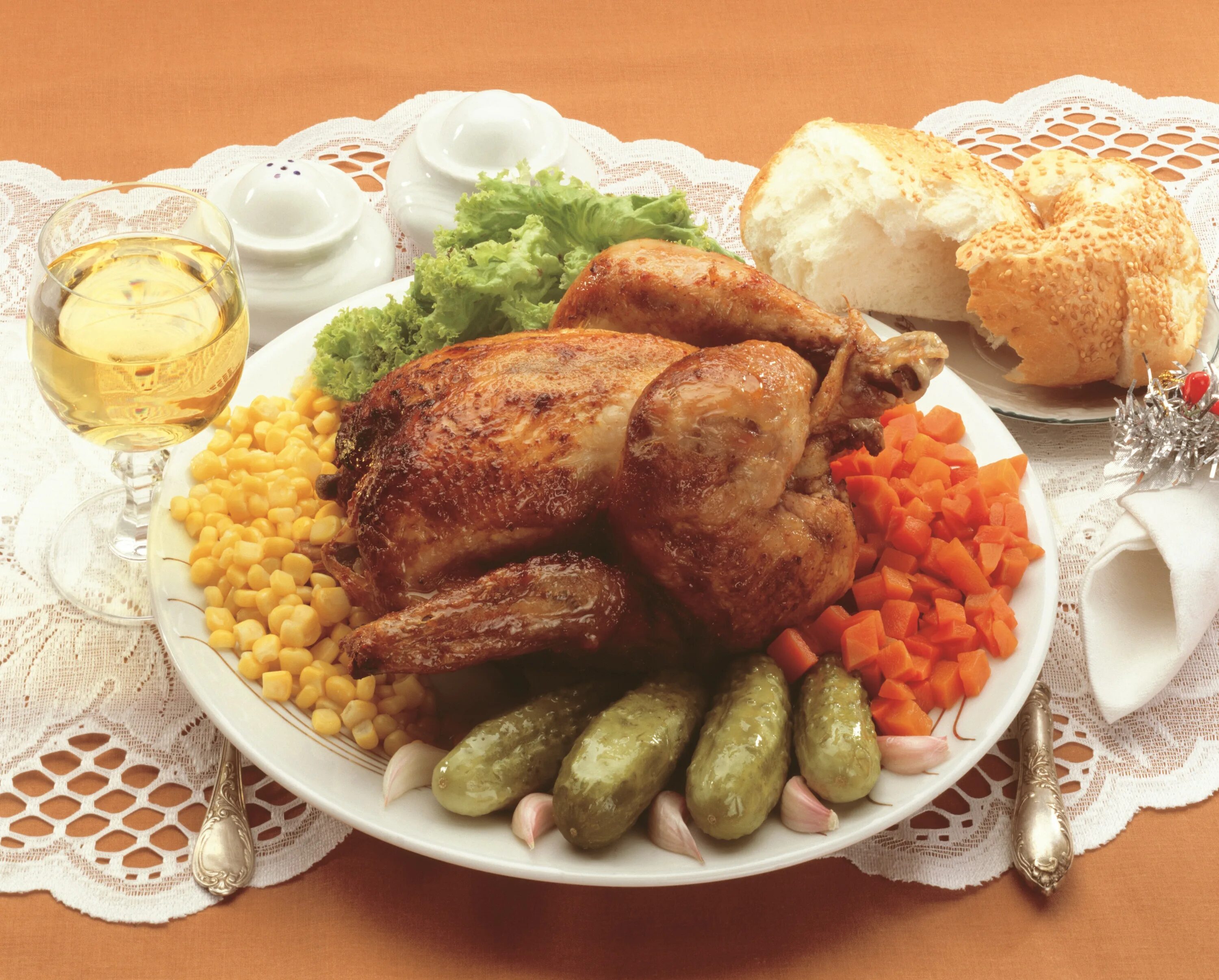 Гарнир к курице. Гарнир к жареной курице. Большая тарелка с едой. Тарелка с обедом.