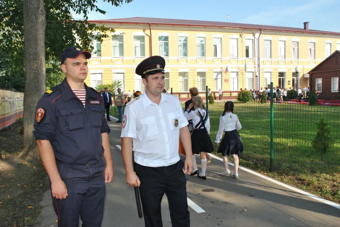 Колледж безопасности тамбов. Школа полиции. Полиция охраняет. Школа полиции Тамбов. Полиция охрана общественного порядка.