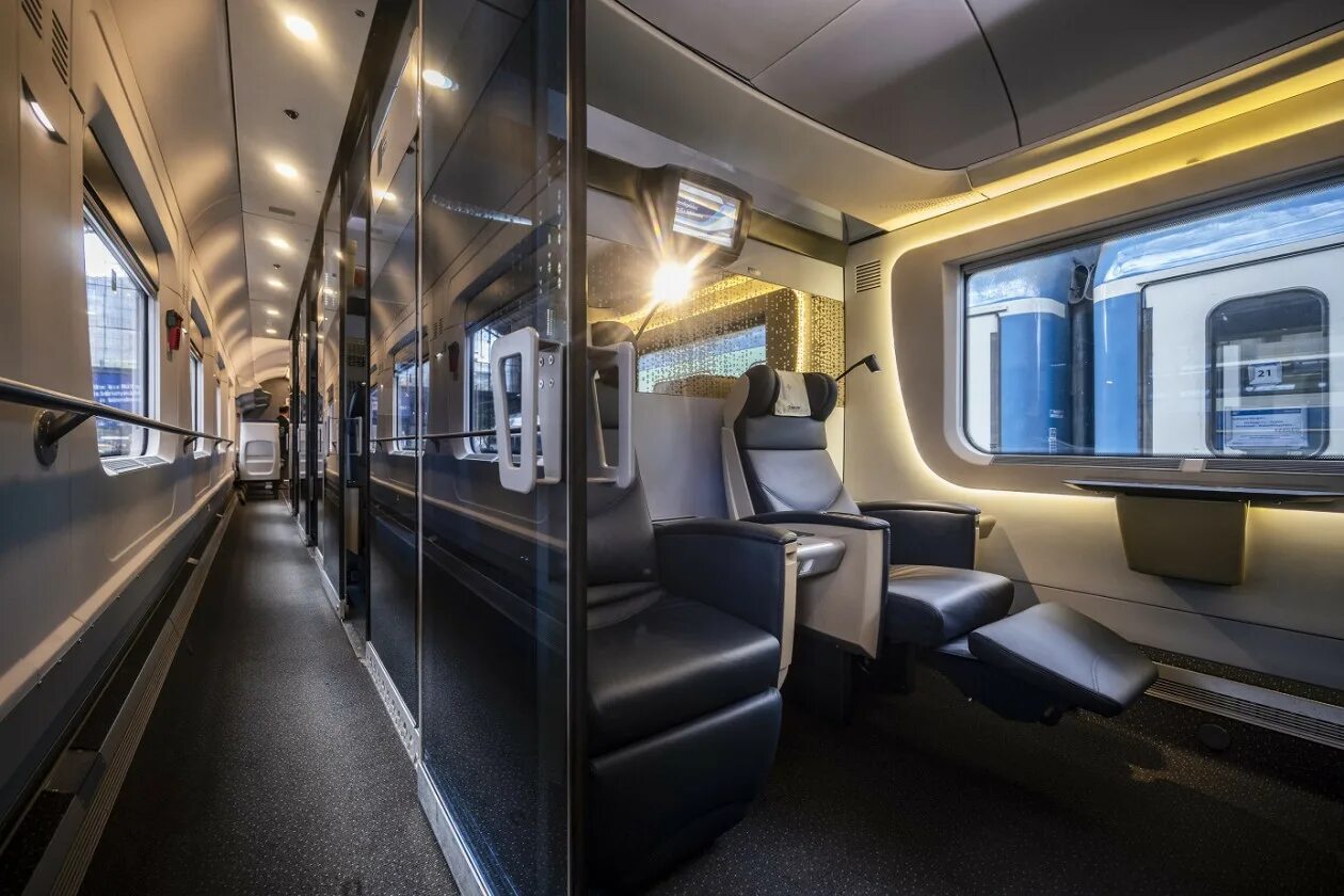 Салон поезда амтрак. Сапсан 770а. Вагон 1 класса. Вагон 1 класса. Вагон первого класса.