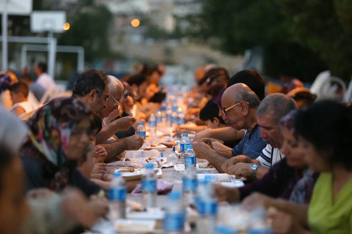 Можно ли курить после ифтара в месяц. Рамазан Iftar. Рамазан ифтар Софраси. Ифтар фон. Фон стола ифтар для еды.