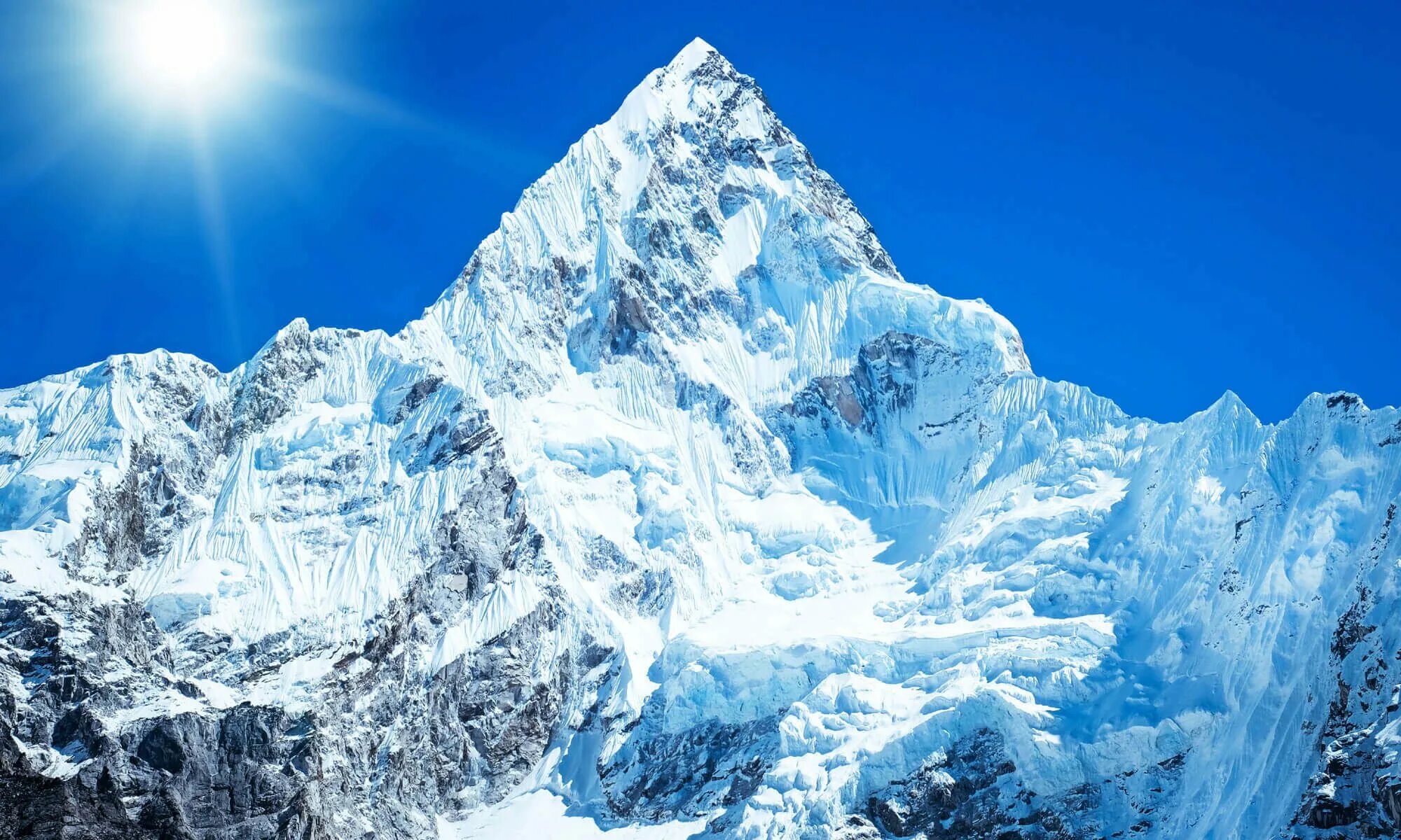 Mount everest is high in the world. Эверест гора пик Джомолунгма. Монблан гора и Эверест. Монблан Белуха Эверест. Гора Эверест 8848 м.