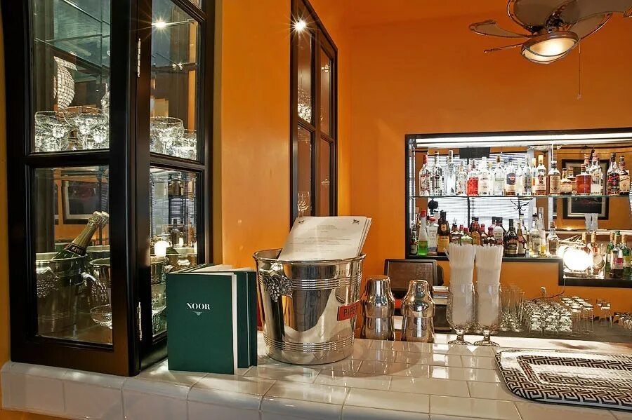 Noor bar electro, москва веранда. Noor bar electro веранда. Нур бар тверская. Noor ресторан москва. Нур бар москва тверская.