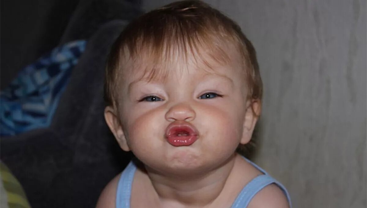 Необычные пустышки. Маленькие дети. Малыш губы. Улыбка ребенка. Малыш губы.