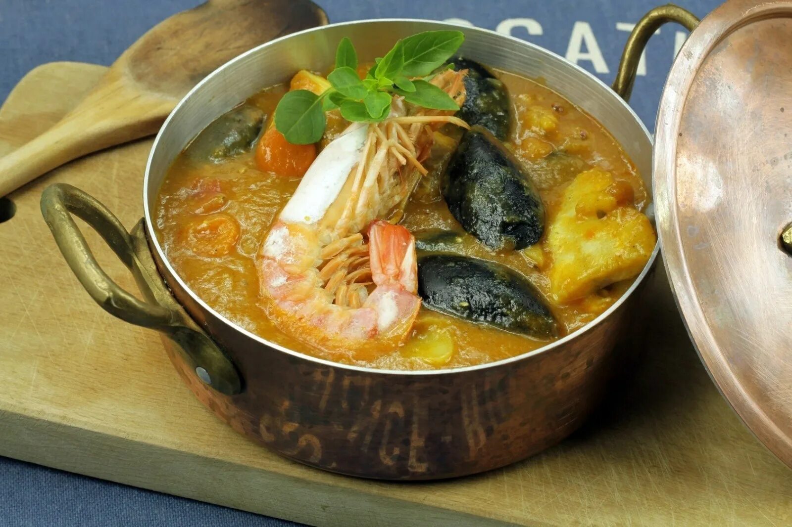 Какая рыба для супа. La Bouillabaisse. Французский суп Бурдэ. Рыбный суп. Суп де Пуассон.