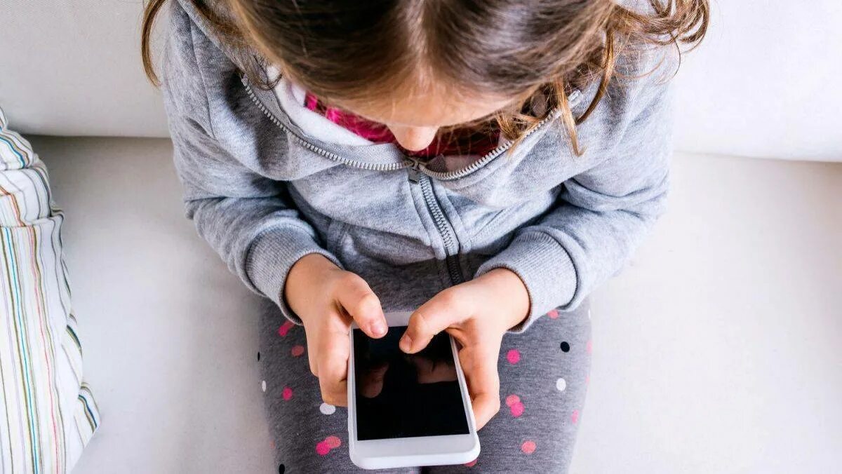 Ребенок играет в телефон что делать. Ребенок с телефоном. девушка с телефоном. смартфон картинка для детей. подросток со смартфоном.
