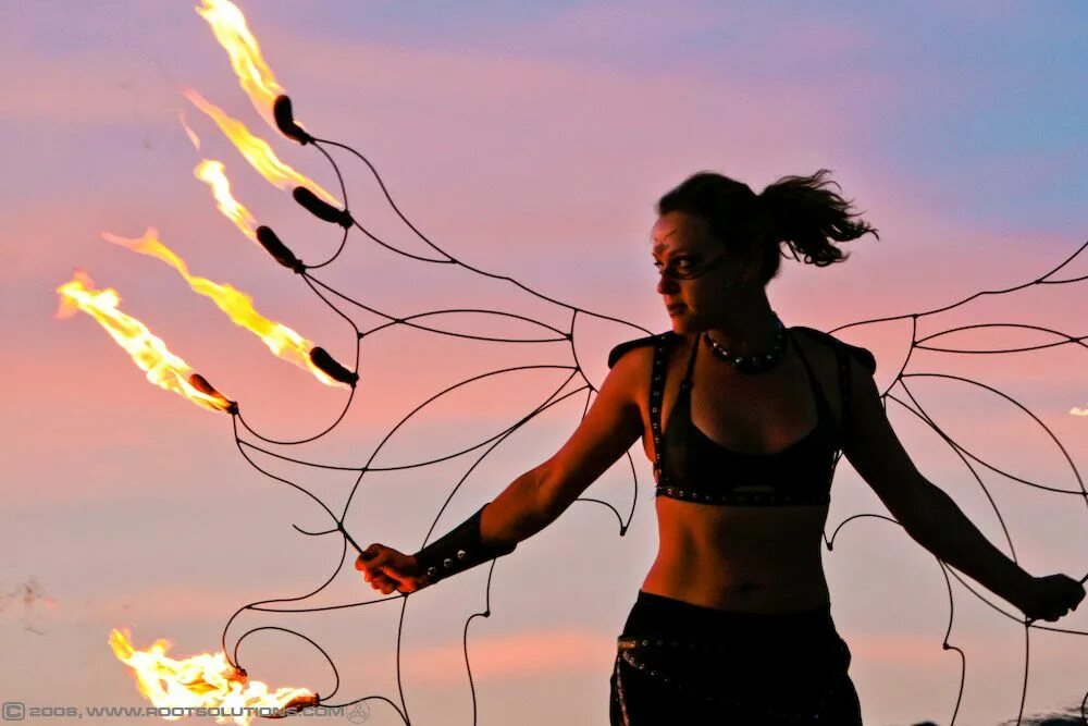 Пляши в огне. Танец огня. Танец пламени. Огненный танец. Танцующая в огне.