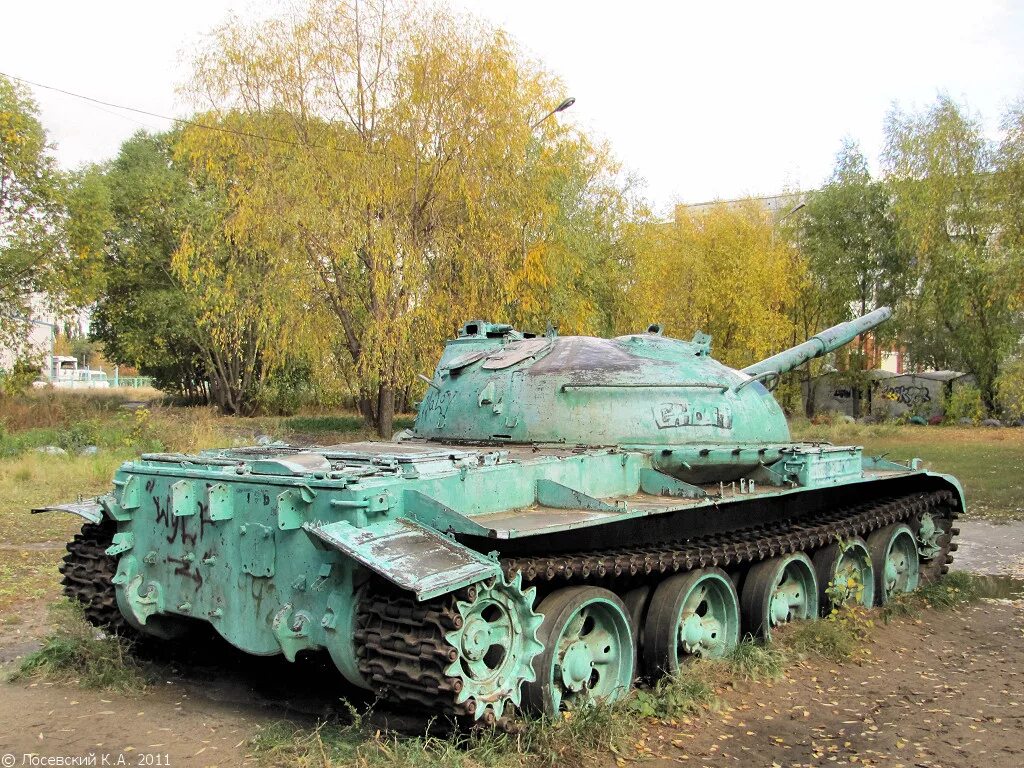 Купить танк в омске. Танк т-62 Омск. Танк во дворе Омска. Танк во дворе. Танки в Омске во дворах.