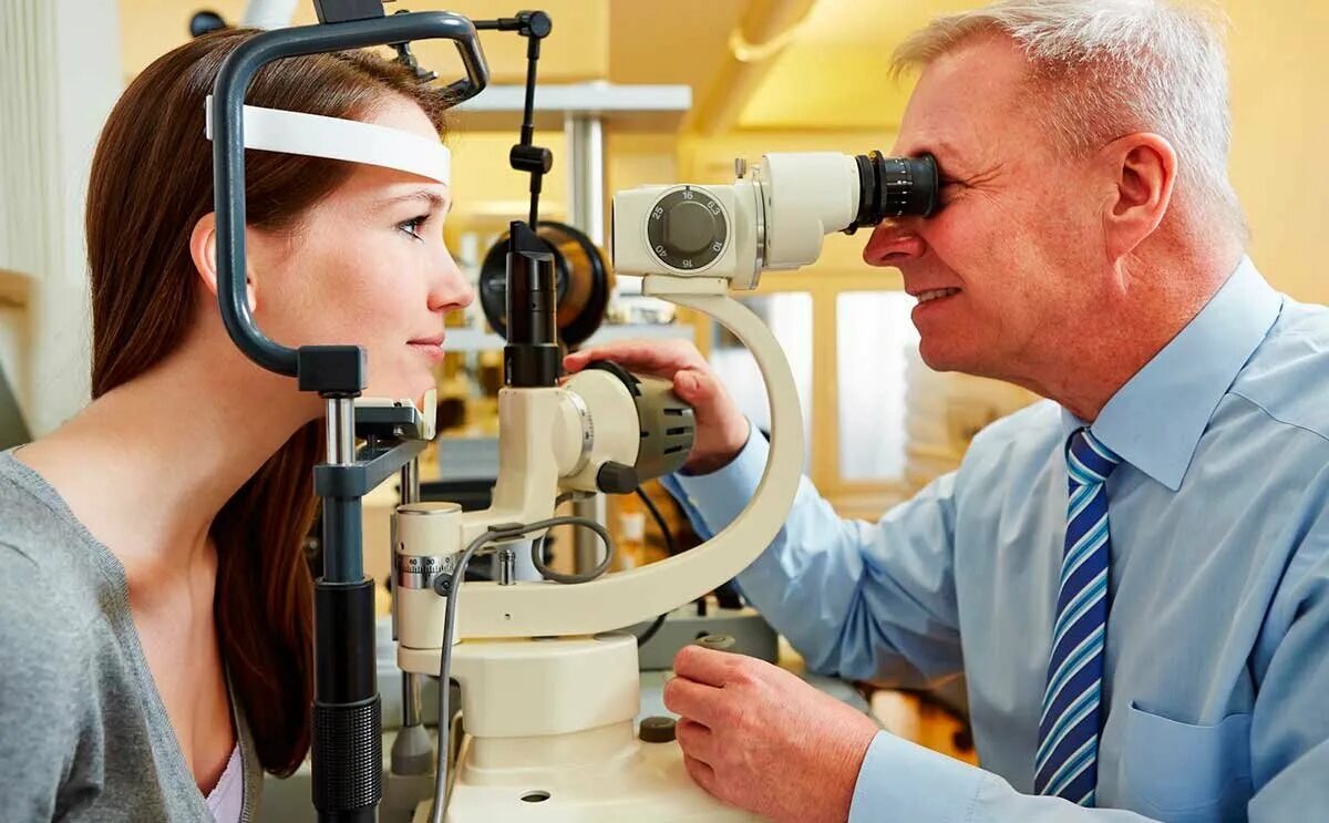 Глазки проверять. Приборы для контроля зрения. Прибор для проверки зрения. Офтальмолог. Зрение окулист аппарат.
