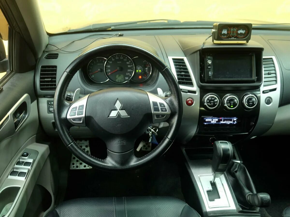 Кнопка mitsubishi pajero. Мицубиси Паджеро спорт 2. Mitsubishi Pajero Sport салон. Pajero Sport 2 салон. Mitsubishi Pajero Sport 2009.