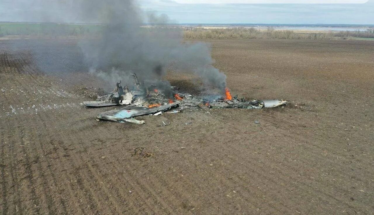 Су-24 бомбардировщик подбитый. Украинский бомбардировщик сбит. Сбитые самолеты вс рф