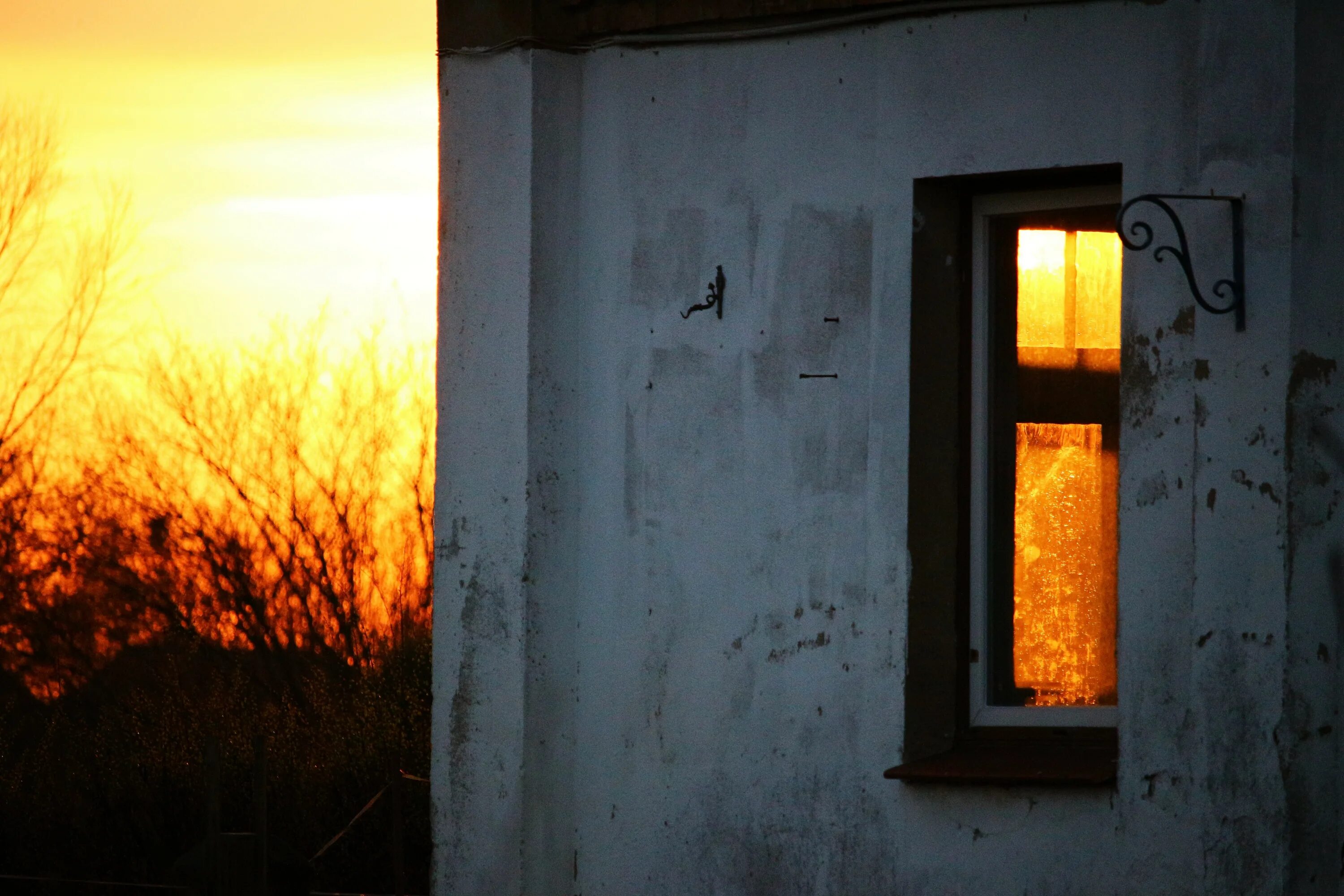 Группа свет в окне. Свет в окне. Свет в окнах домов. Светящееся окно. Окно в заброшенном здании.