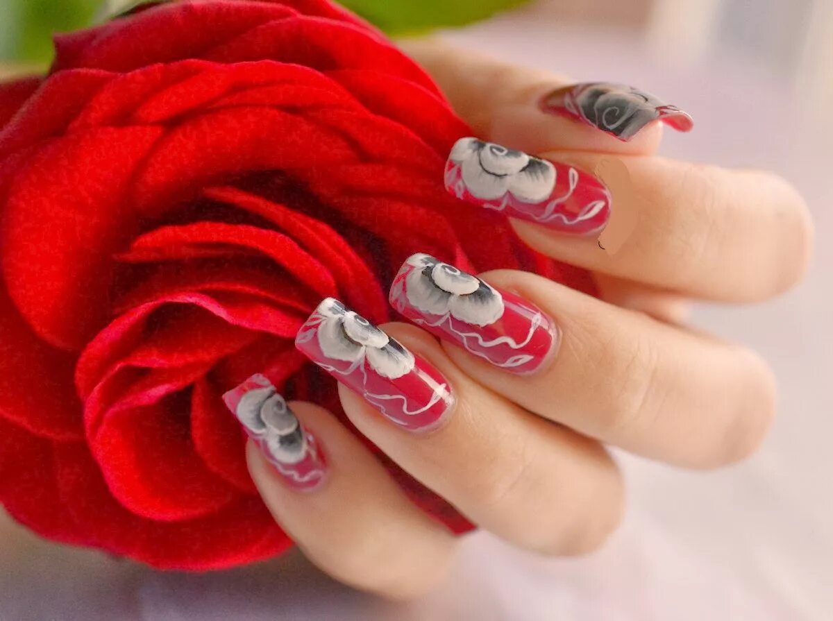Дизайн ногтей розы. Красивый маникюр с розами. Красный маникюр с розами. Красные ногти с розочкой. Маникюр с розочками на ногтях.